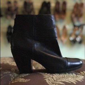 Bandolino Joinedtome cap toe leather booties